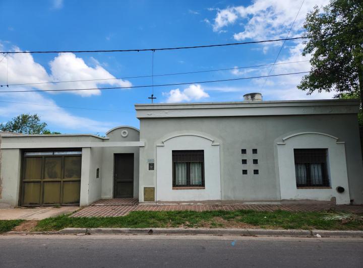 Casa · 242m² · 5 Dormitorios · 1 Cochera