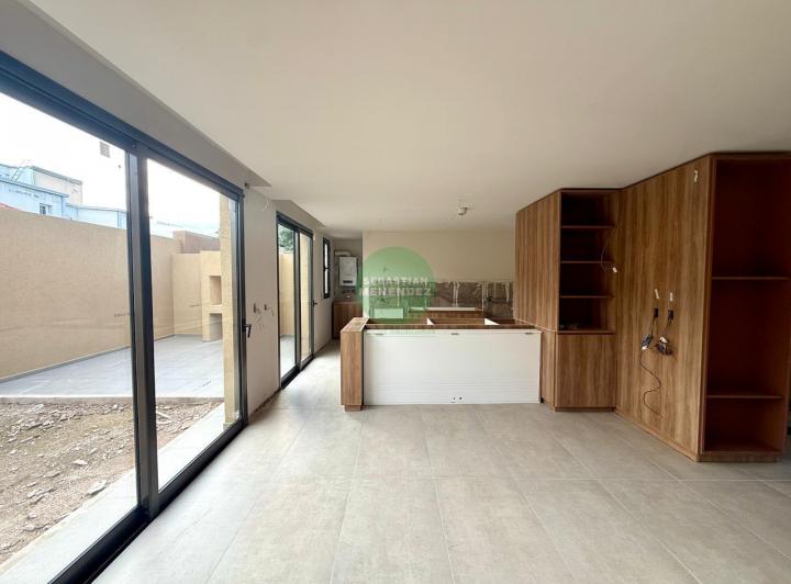 Casa · 180m² · 4 Ambientes · 1 Cochera