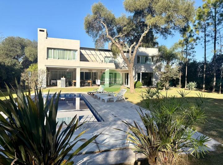 Casa · 520m² · 12 Ambientes · 3 Cocheras