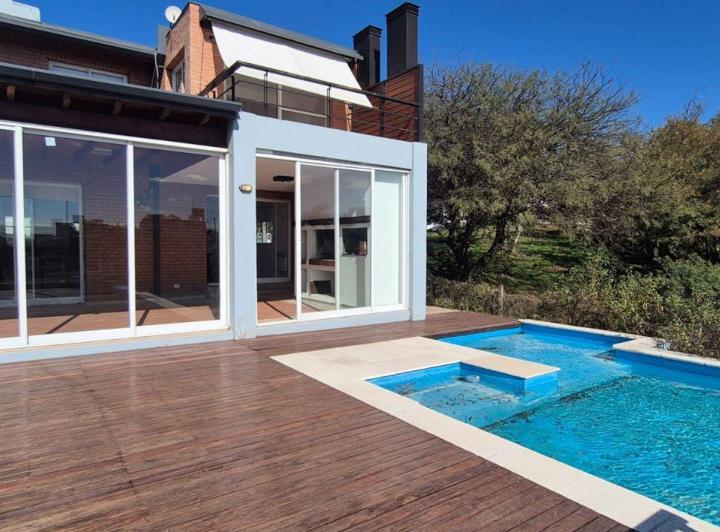 Casa · 330m² · 9 Ambientes