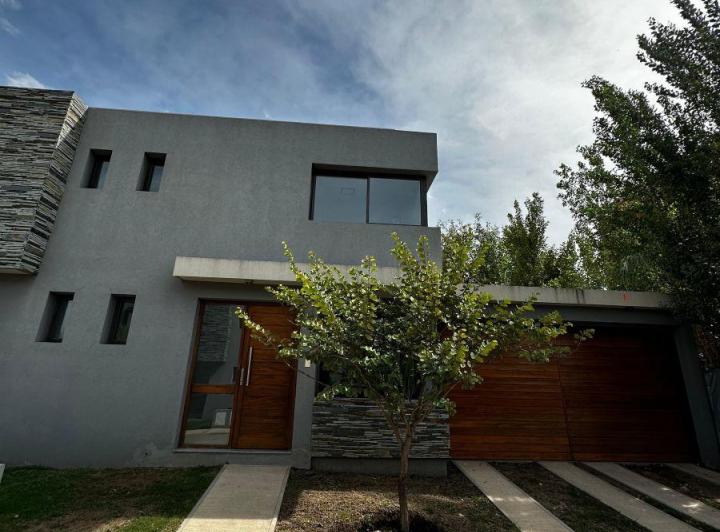 Casa · 160m² · 6 Ambientes · 2 Cocheras