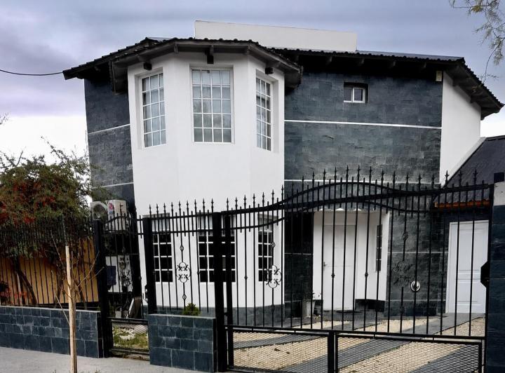 Casa · 217m² · 6 Ambientes · 1 Cochera