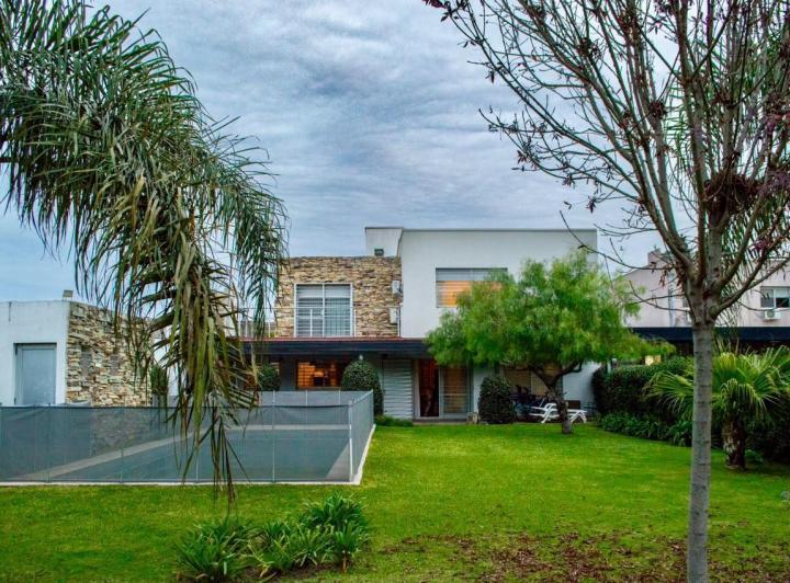Casa · 196m² · 5 Ambientes · 2 Cocheras