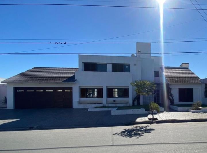 Casa · 360m² · 5 Ambientes · 2 Cocheras