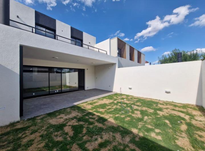 Casa · 380m² · 10 Ambientes · 2 Cocheras