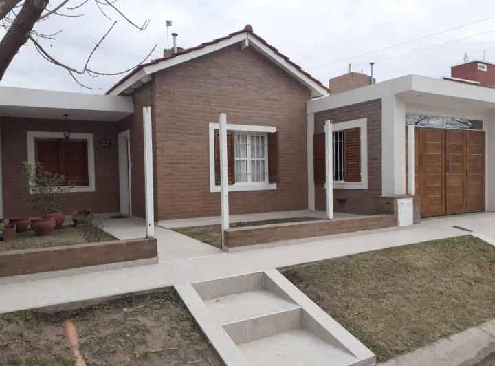 Casa · 100m² · 3 Ambientes · 2 Cocheras