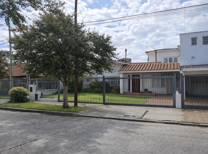 Casa · 168m² · 6 Ambientes · 2 Cocheras