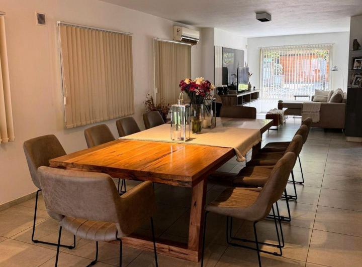 Casa · 270m² · 5 Ambientes · 2 Cocheras