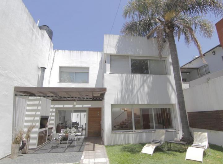 Casa · 180m² · 4 Ambientes · 2 Cocheras