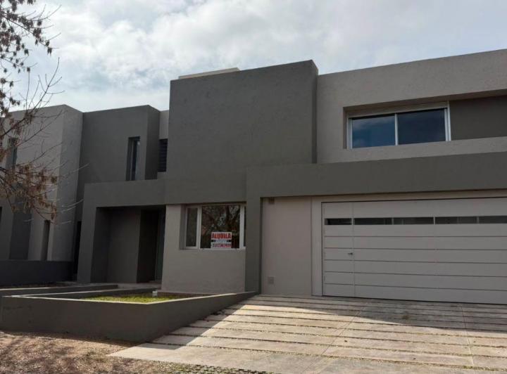 Casa · 367m² · 1 Ambiente · 3 Cocheras