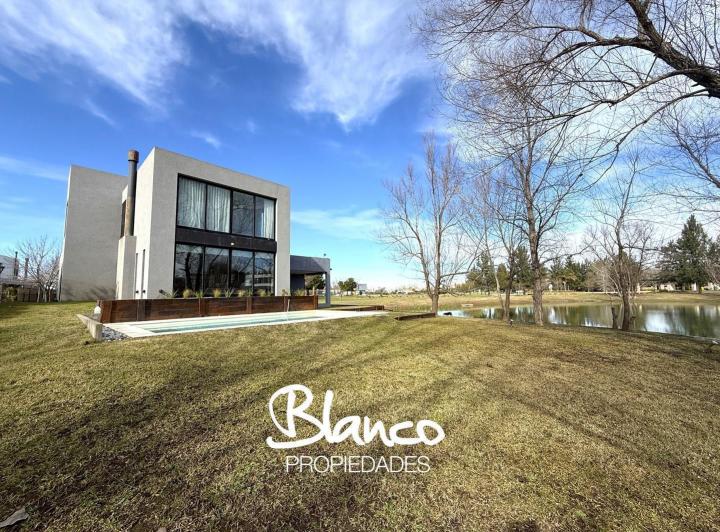 Casa · 230m² · 4 Ambientes · 1 Cochera