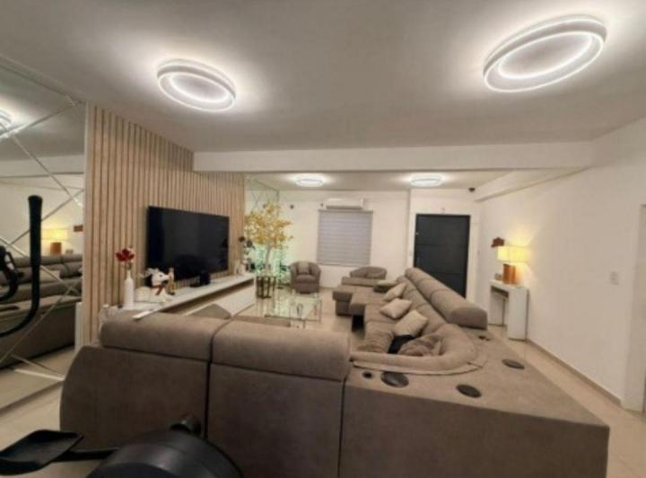 Casa · 200m² · 5 Ambientes · 2 Cocheras