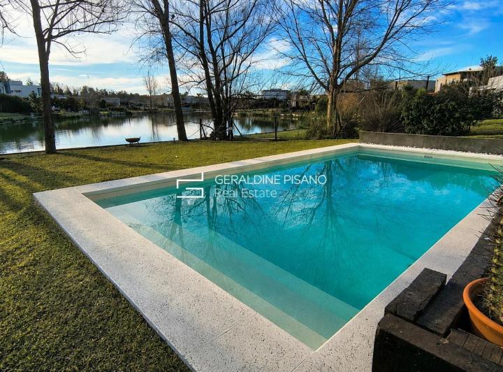 Casa · 230m² · 4 Ambientes · 1 Cochera