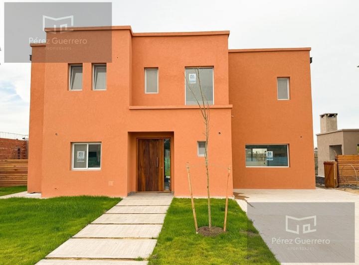 Casa · 166m² · 4 Ambientes · 2 Cocheras