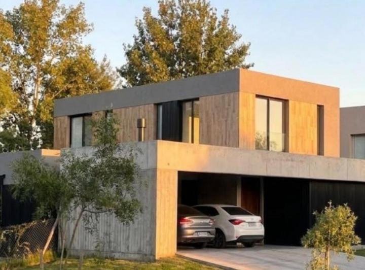 Casa · 230m² · 4 Ambientes · 4 Cocheras