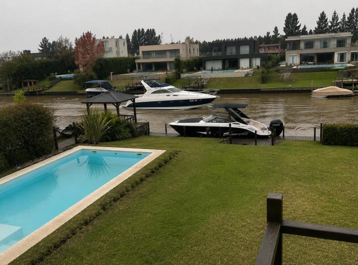 Casa · 160m² · 6 Ambientes · 2 Cocheras