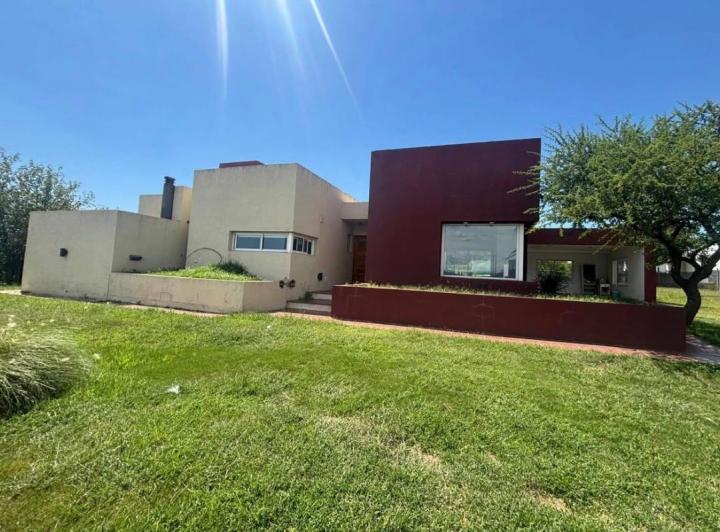 Casa · 300m² · 3 Dormitorios · 1 Cochera