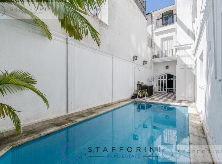 Casa · 355m² · 8 Ambientes · 1 Cochera