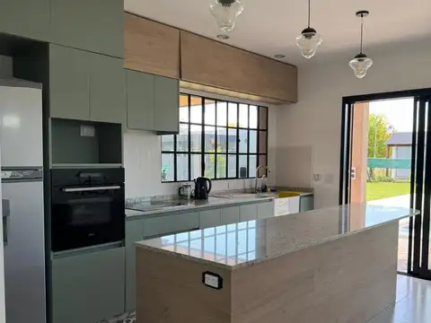 Casa en Venta en Punta Chacra, Roldan