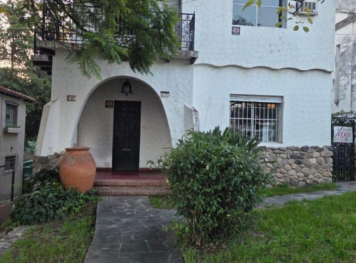 Casa · 230m² · 8 Ambientes · 1 Cochera