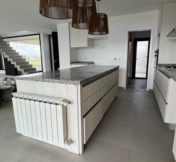 Casa · 230m² · 5 Ambientes · 2 Cocheras