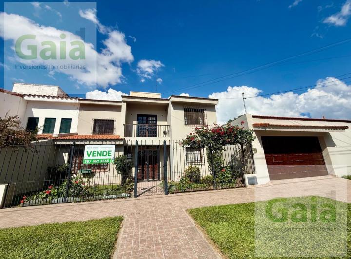 Casa · 240m² · 6 Ambientes · 2 Cocheras