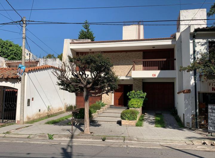 Casa · 360m² · 6 Ambientes · 2 Cocheras