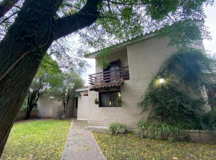 Casa · 230m² · 3 Dormitorios · 2 Cocheras