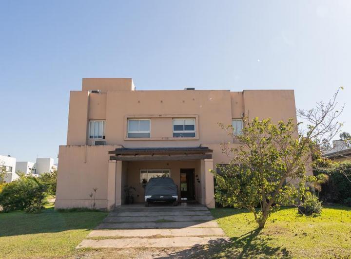 Casa · 400m² · 4 Dormitorios · 2 Cocheras