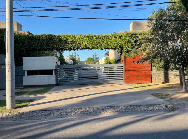 Casa · 138m² · 6 Ambientes · 2 Cocheras