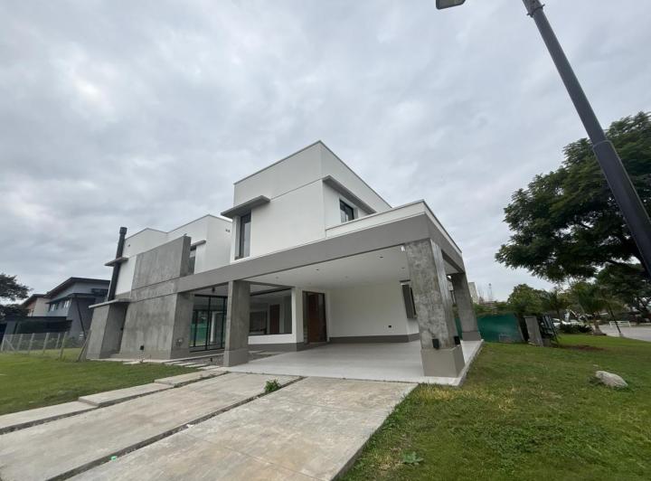 Casa · 587m² · 4 Dormitorios · 2 Cocheras