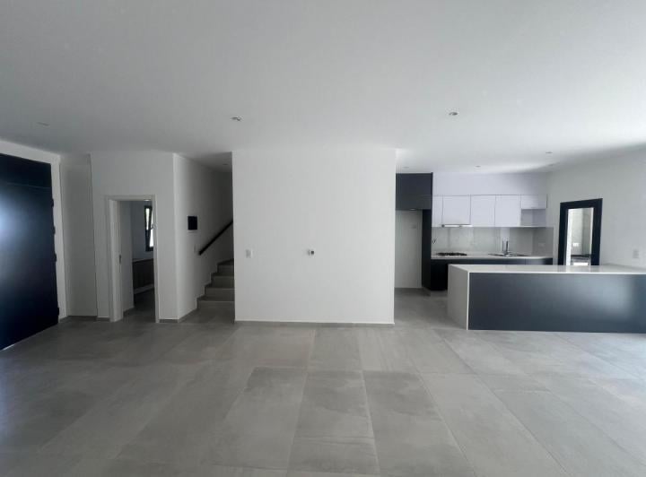 Casa · 180ha · 10 Ambientes · 2 Cocheras