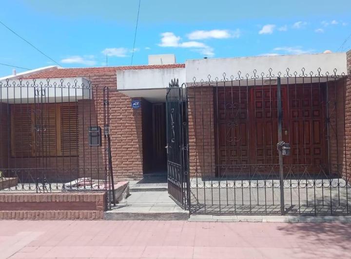 Casa · 200m² · 7 Ambientes · 2 Cocheras