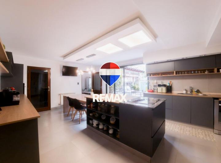 Casa · 486m² · 9 Ambientes · 3 Cocheras