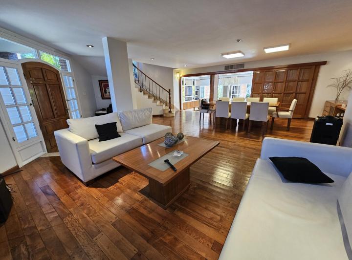 Casa · 350m² · 9 Ambientes · 2 Cocheras