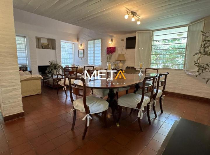 Casa · 188m² · 8 Ambientes · 1 Cochera