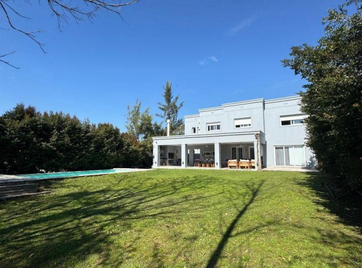 Casa · 360m² · 8 Ambientes · 2 Cocheras