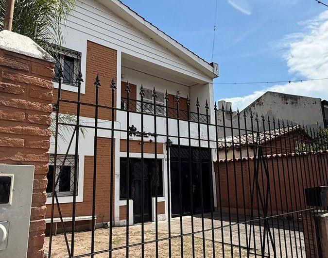 Casa · 294m² · 8 Ambientes · 1 Cochera