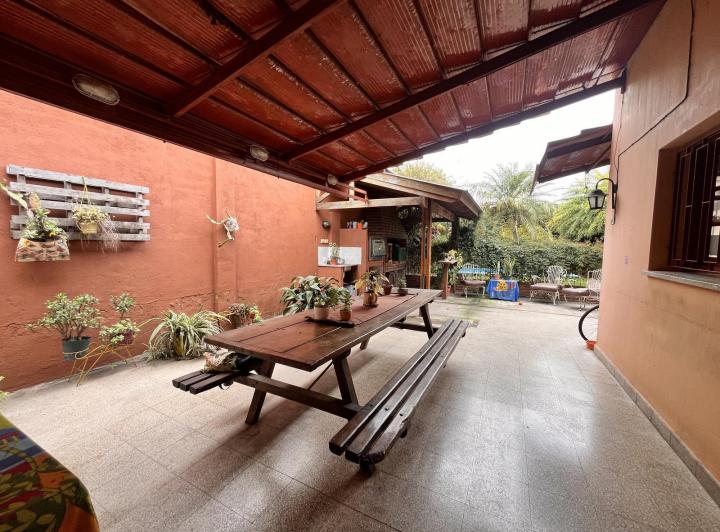 Casa · 228m² · 7 Ambientes · 1 Cochera
