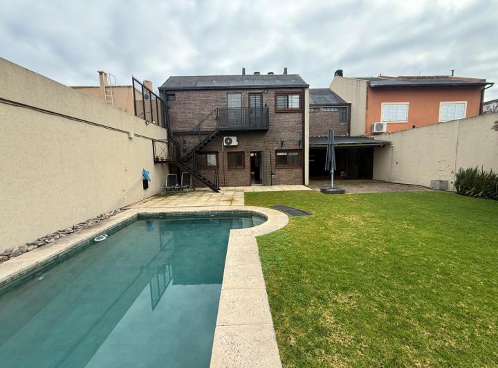 Casa · 345m² · 9 Ambientes · 4 Cocheras