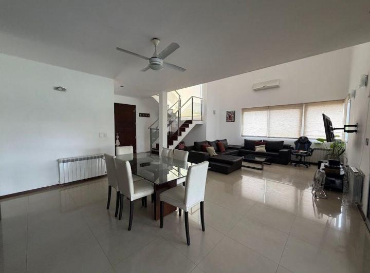 Casa · 298m² · 6 Ambientes · 2 Cocheras