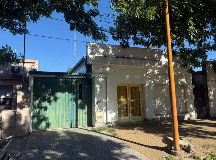Casa · 234m² · 8 Ambientes · 1 Cochera