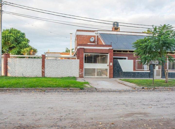 Casa · 210m² · 6 Ambientes · 2 Cocheras