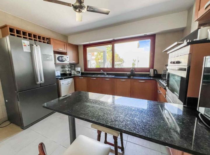 Casa · 322m² · 8 Ambientes · 2 Cocheras