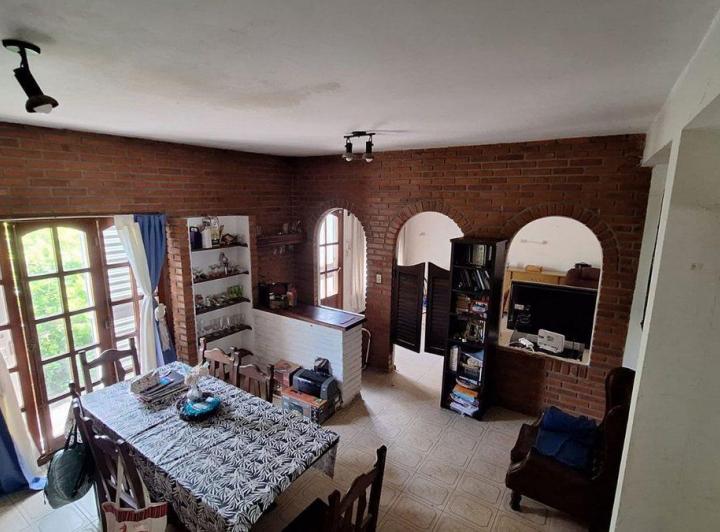 Casa · 164m² · 8 Ambientes · 1 Cochera