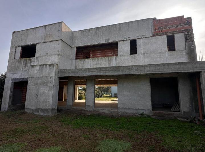 Casa · 215m² · 4 Ambientes · 2 Cocheras