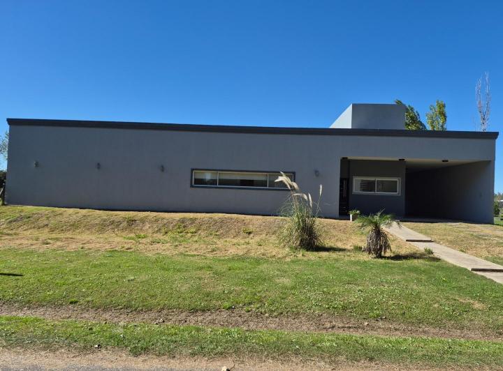 Casa · 230m² · 3 Ambientes · 2 Cocheras