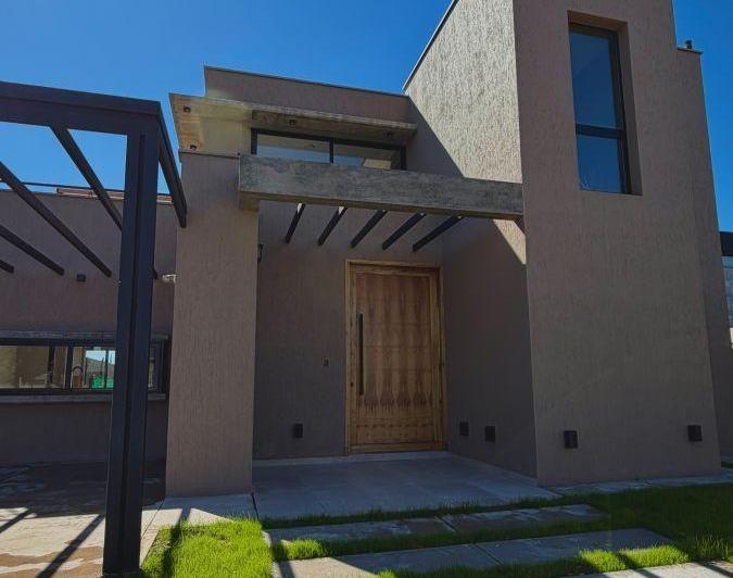 Casa · 250m² · 8 Ambientes · 2 Cocheras