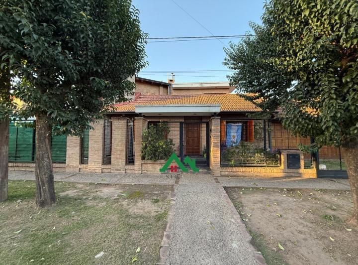 Casa · 129m² · 5 Ambientes · 2 Cocheras