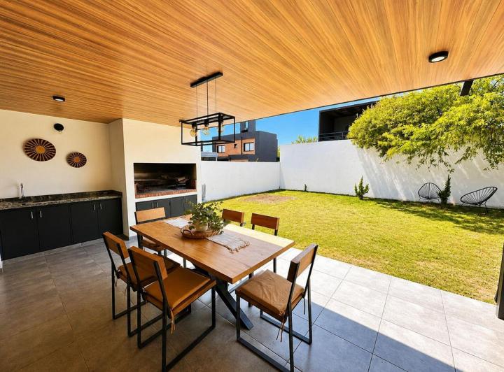 Casa · 148m² · 5 Ambientes · 2 Cocheras
